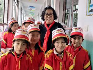 為智慧慷慨解囊，憑知識扶危濟(jì)困
